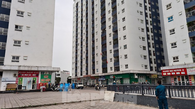 Hai trường hợp này là vợ chồng, cư trú tại địa chỉ ở tòa HH01B Khu đô thị Thanh Hà. Cả hai vợ chồng đều có tiền sử dịch tễ khám bệnh tại Bệnh viện Bạch Mai vào ngày 12/3.