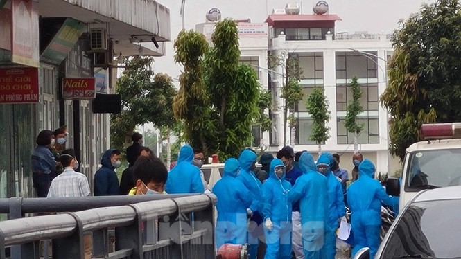 Một phụ nữ cho biết bà sống tại tòa chung cư đối diện và vẫn thường bán hàng dưới chân tòa HH 01B nên giờ rất lo lắng. “Nhà họ phải cách ly nhưng vẫn xuống đây mua đồ ăn. Họ có đeo khẩu trang nhưng giờ dương tính rồi nên những người bán hàng chúng tôi rất lo lắng”.