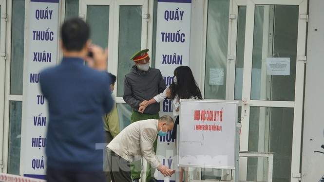 Đáng chú ý, trong khi lực lượng chức năng tiến hành cách ly tòa HH01B, một cô gái đã bỏ chạy. Tại khu vực bảo vệ, cô gái này bị lực lượng cảnh sát giữ lại. Cô gái liên tục gào khóc, đòi ra ngoài bất chấp sự khuyên can của lực lượng chức năng. “Em ngồi đây từ sáng rồi. Phải có y tế kiểm tra nếu em không bị gì phải cho em về”, cô gái phản ứng dữ dội.