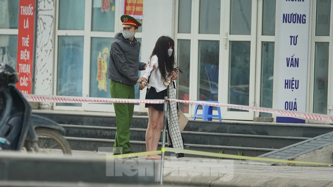 Chiến sĩ cảnh sát mềm mỏng thuyết phục: “Em ăn cơm chưa? Có đói không? Em cần khai báo để bên y tế theo dõi. Anh chỉ có nhiệm vụ đảm bảo an ninh, anh không phải y tế để biết ai có bệnh hay không”.