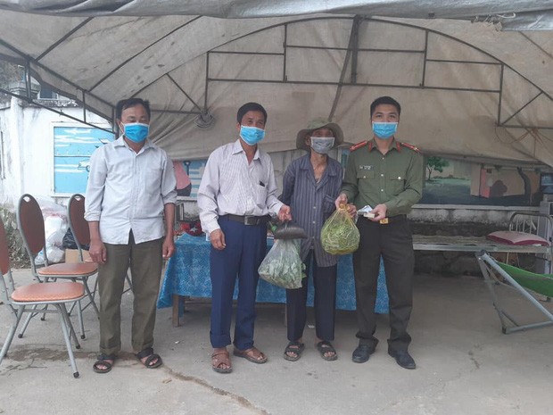 Cụ Thái tận tay trao quà ủng hộ tại địa điểm cách ly