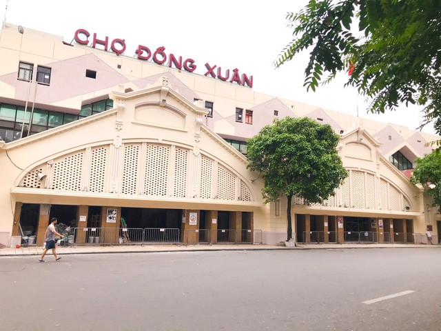 Chợ Đồng Xuân ngày thường vốn tấp nập người mua kẻ bán, nay cũng tạm dừng hoạt động.
