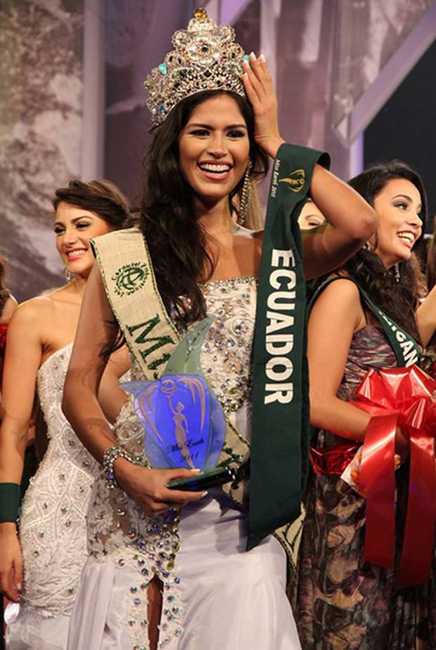 Olga Alava sinh năm 1988 đến từ Ecuador, cô đăng quang Hoa hậu Trái đất 2011.