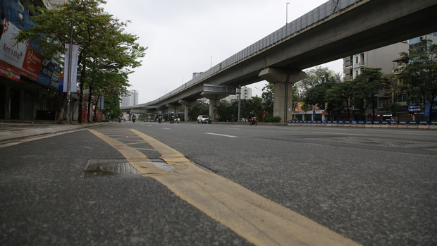Đường Nguyễn Trãi (Thanh Xuân, Hà Nội) ngày thường rất đông phương tiện, ùn ứ kéo dài vào giờ cao điểm nay vắng vẻ lạ thường.