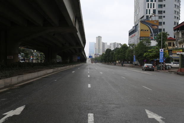 Lối lên đường vành đai 3 dành cho ô tô, xe khách cũng rất vắng vẻ.