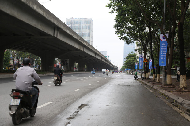 Ngã tư Lê Văn Lương - Khuất Duy Tiến nếu ngày thường luôn trong tình trạng các phương tiện giao thông xếp hàng dài thì nay thông thoáng, vắng vẻ.