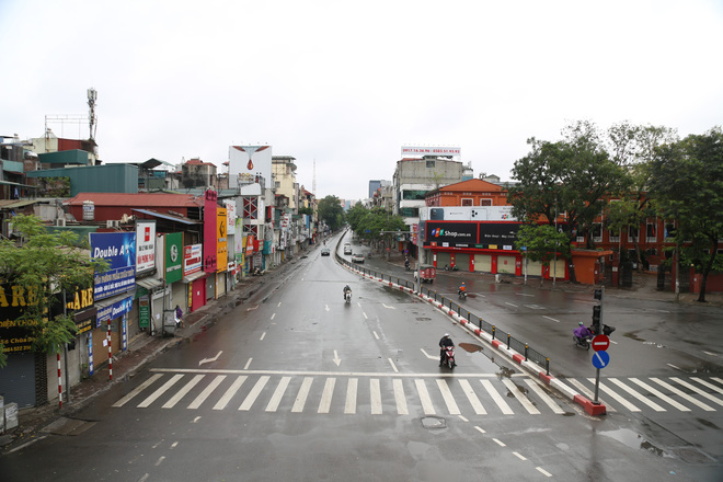 Phố Thái Hà (ảnh trái) và phố Chùa Bộc trưa 4/4. Sự ảnh hưởng của dịch bệnh Covid-19 đã khiến cho nhịp sống của người dân Thủ đô bị đảo lộn khá nhiều.