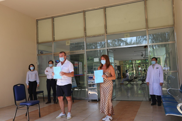 Sau khi được xuất viện, nam bệnh nhân sẽ cùng vợ tiếp tục cách ly tập trung 14 ngày tại 1 khách sạn ở TP Hội An.