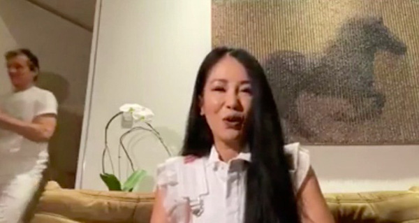 Hình ảnh bạn trai ngoại quốc của Hồng Nhung trong livestream của chị.