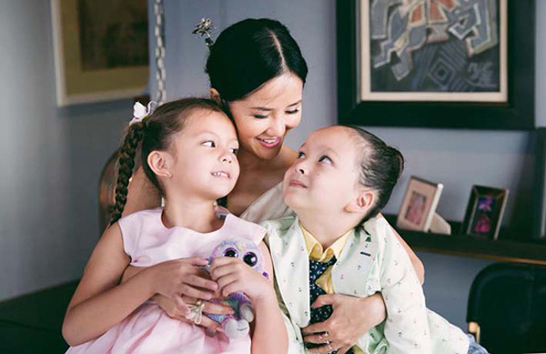 Hồng Nhung hạnh phúc bên 2 con sinh đôi.