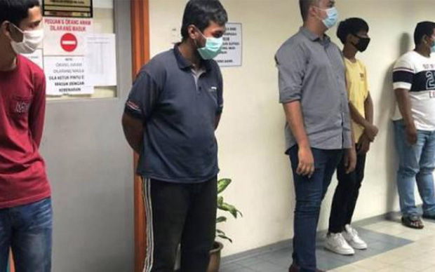 Một số người dân Malaysia đã bị xử phạt vì ra đường mà không có lý do đúng với quy định của Chính phủ. Ảnh: Sinar.