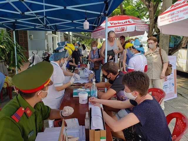 Tất cả người và phương tiện đến thành phố Đà Nẵng đều phải khai báo y tế theo đúng quy định. Ảnh: Nam Cường