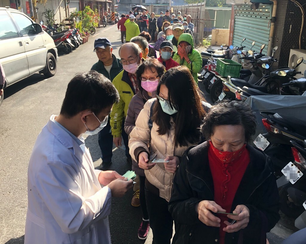 Người dân xếp hàng mua khẩu trang trước một hiệu thuốc ở Đài Bắc. Ảnh: CNA