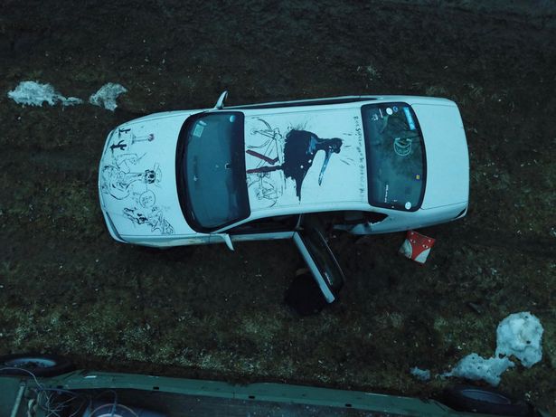 Chiếc xe của Alex được tìm thấy gần ngôi nhà của người nông dân.