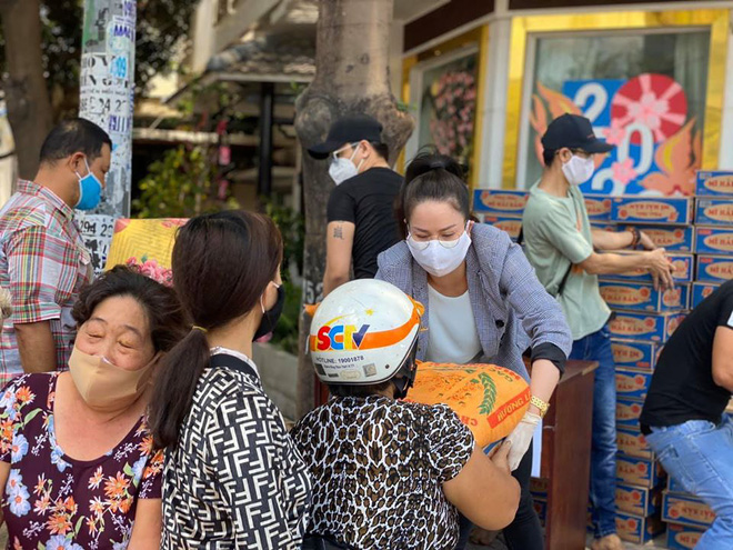 Một số hình ảnh của TiTi và Nhật Kim Anh trong buổi trao quà từ thiện sáng nay. 