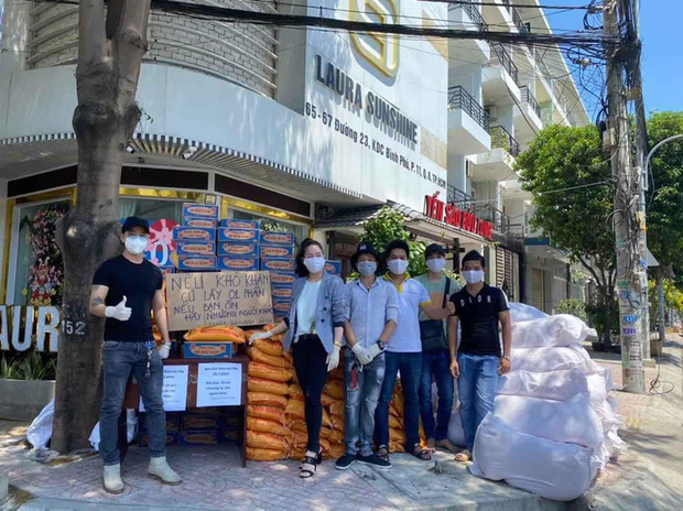TiTi và Nhật Kim Anh trao 3 tấn gạo, 300 thùng mì cho những bà con mất việc, có kinh tế khó khăn giữa mùa dịch bệnh