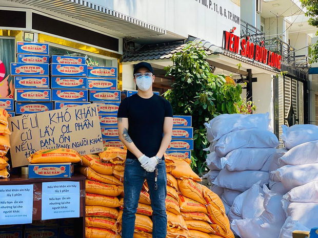 TiTi cũng có mặt đồng hành cùng Nhật Kim Anh, anh đeo khẩu trang, găng tay, phòng vệ kỹ giữa mùa dịch