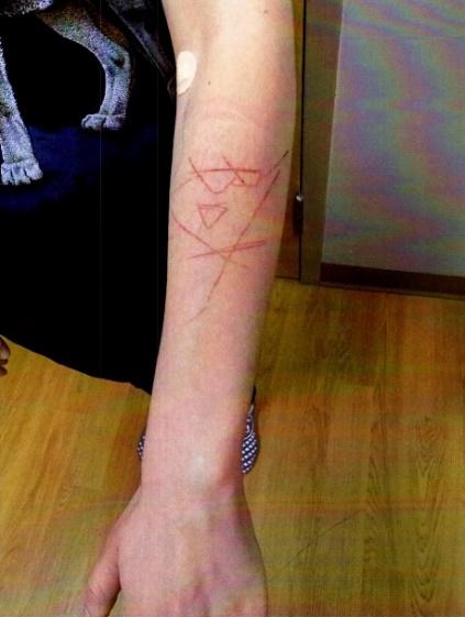 Vết khắc trên tay của Ezra.