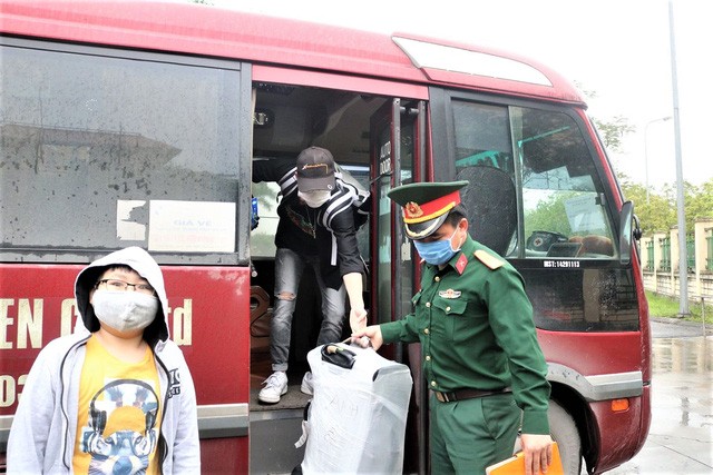 Cán bộ Bộ chỉ huy Quân sự Hải Phòng chuyển đồ giúp công dân