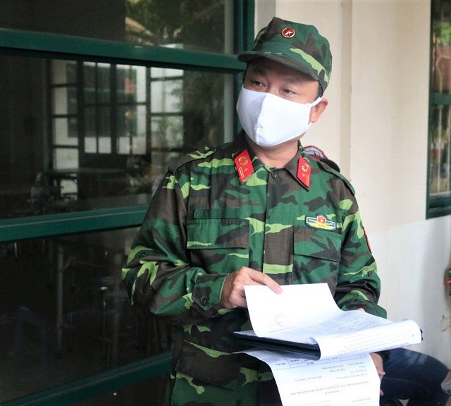 Một chiến sĩ điểm danh quân số trước khi bàn giao