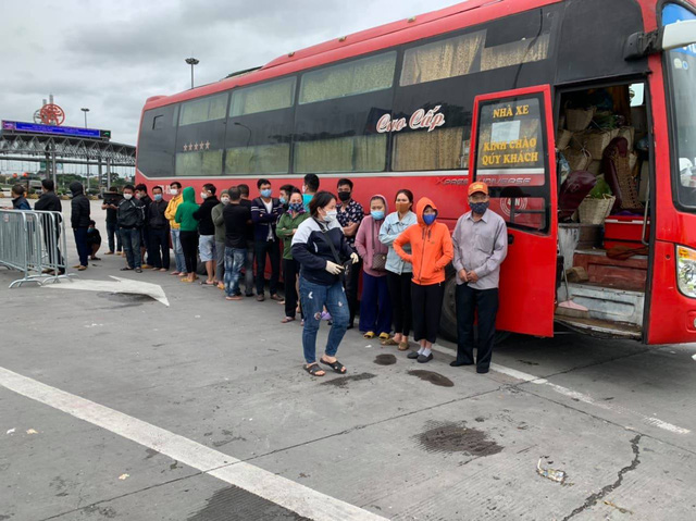 Tại thời điểm kiểm tra sáng 5/4, chiếc xe khách chở 30 người.