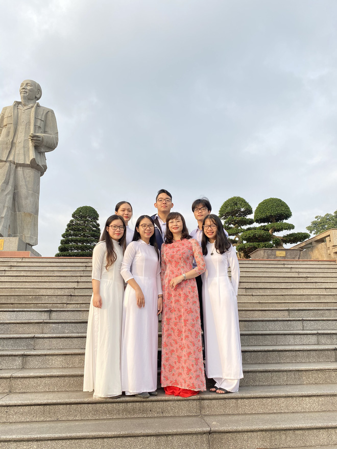 Nữ sinh thích vẽ và tham gia các hoạt động ngoại khóa ở trường.