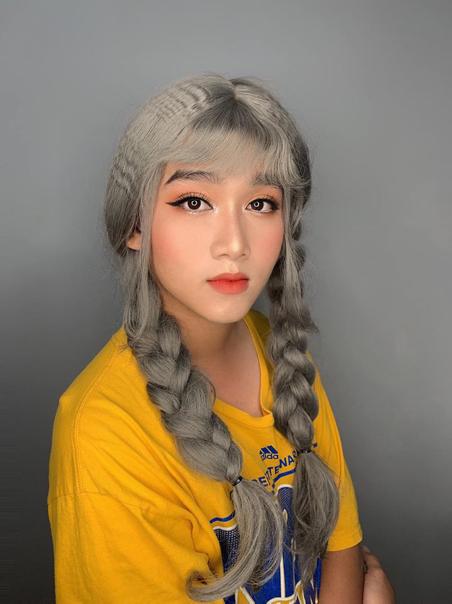 Trang điểm sương sương, chàng trai đã biến thành một cô gái xinh đẹp.