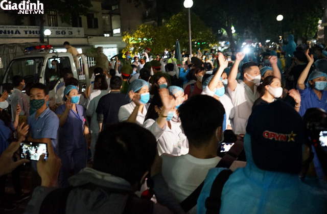 Hàng trăm y tá, bác sĩ, nhân viên bệnh viện đã cùng hò reo vui mừng trong khuôn viên bệnh viện.