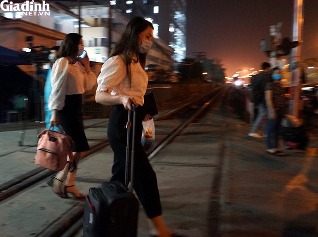 Người đầu tiên được trở về nhà sau khi bệnh viện phong tỏa 14 ngày.