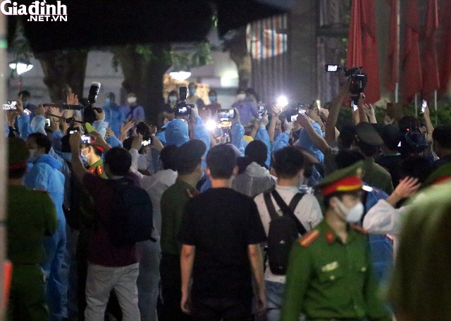 Họ cùng vỗ tay chào mừng và gửi lời cảm ơn đến tất cả vì đã dành cho bệnh viện những tình cảm vô cùng đáng quý trong suốt thời gian qua.