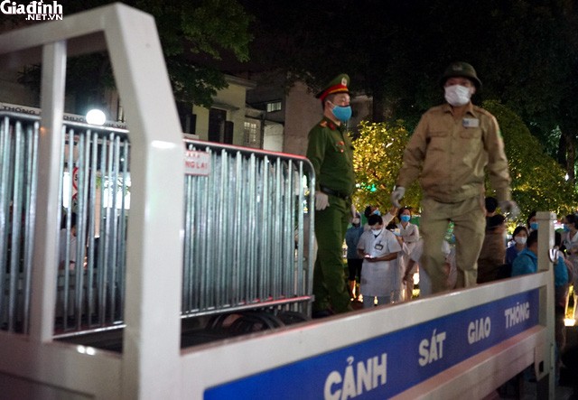 Đúng 0h ngày 12/4, lực lượng công an tiến hành dỡ bỏ lệnh cách ly y tế sau 14 ngày đối với Bệnh viện Bạch Mai.
