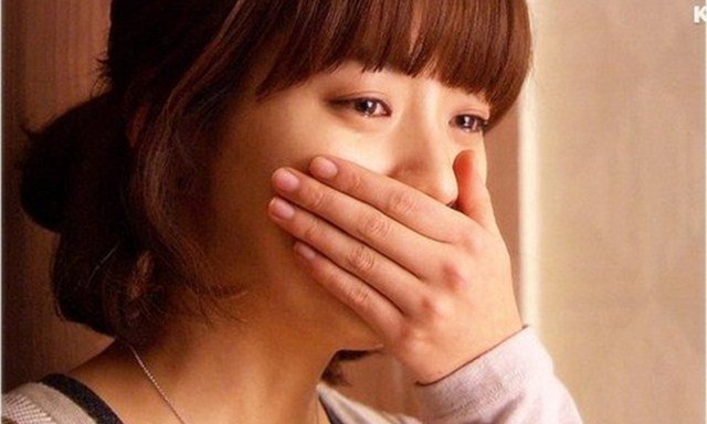 Vừa về đến phòng trọ, con gái khóc vật vã như thể để trút hết nỗi đau đang phải gánh chịu. (Ảnh minh họa)