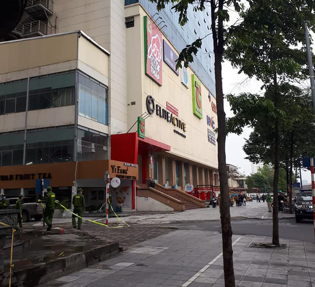 Đến 17h50, lực lượng chức năng đang tích cực điều tra, làm rõ vụ việc, đồng thời yêu cầu đám đông quanh khu vực giải tán và về nhà để tránh lây lan dịch Covid-19.