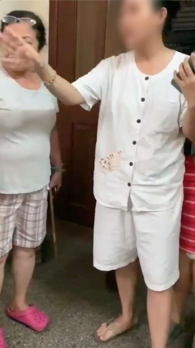 Người phụ nữ chủ nhà (ảnh trái) cùng con gái ra mặt làm việc cùng công an - Ảnh cắt từ clip.