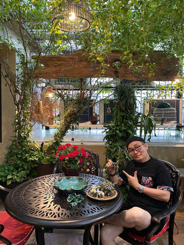 Vì ở nhà nghỉ dịch, Xuân Hinh cũng bỏ thói quen la cà quán xá, thay vì đó, anh tận hưởng những giây phút thảnh thơi trên ban công thoáng mát.