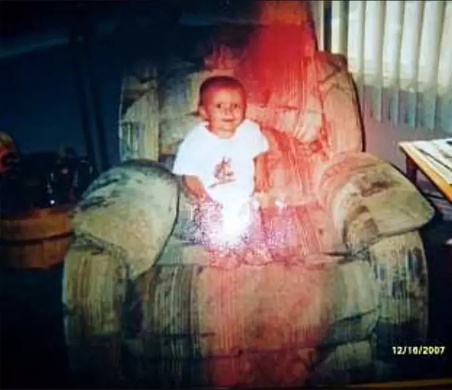 Một vài tuần sau khi ông qua đời, đứa trẻ này đã chào đời. Trong một lần cậu bé ngồi trên chiếc ghế yêu thích của người ông đã khuất, mẹ em đã chụp bức ảnh này với sự xuất hiện của bóng dáng người ông.