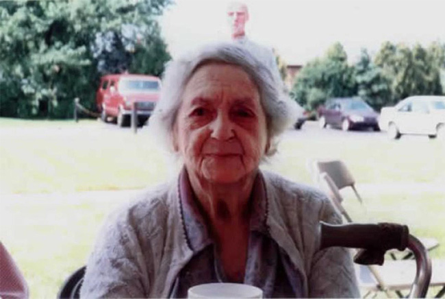 Denise Russell đã chụp ảnh cho bà của cô vào năm 1997 và sau này khi xem lại mới phát hiện trong ảnh còn có bóng hình của ông cô, người đã qua đời vào năm 1987.