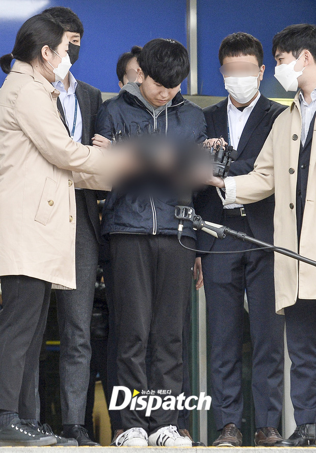  không đeo khẩu trang, cúi gằm mặt và bị còng, trói tay theo đúng quy định.