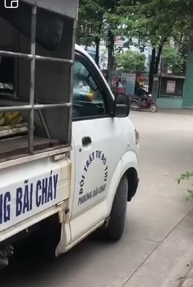 Tổ công tác trật tự phường Bãi Cháy đưa cả chị bán rau cùng số hàng lên xe về trụ sở