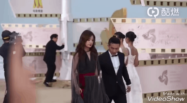 Tô Hữu Bằng luôn đi phía sau bảo vệ Triệu Vy.