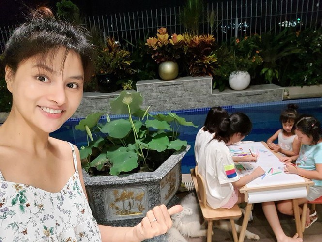 Cựu siêu mẫu dành thời gian chơi với các con và cùng các con tụng kinh niệm Phật mỗi ngày.