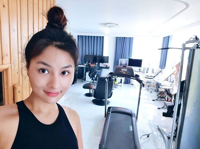 Chân dài khoe góc dưỡng dáng của mình với hệ thống máy tập hiện đại.