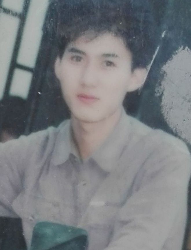 Bên trái là Ngô Kỳ Long, bên phải là bố của JY, trông rất giống đúng không?