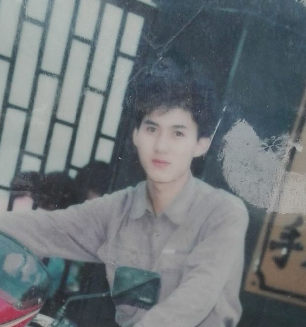 Chất lượng ảnh không được tốt cho lắm nhưng chẳng khó để nhận ra sự đẹp trai của ông bố này