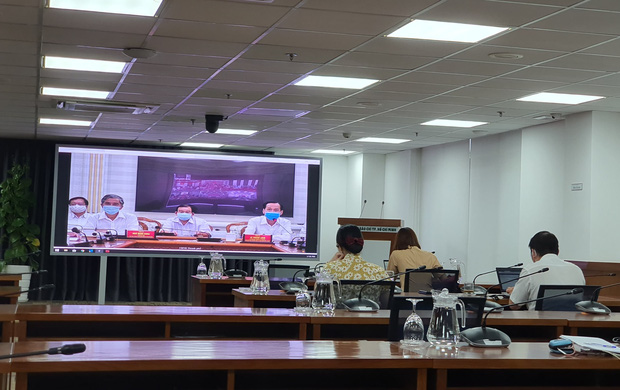 PV theo dõi cuộc họp giao ban trực tuyến qua màn hình.