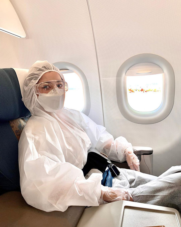 Trang phục kín mít từ đầu đến chân.