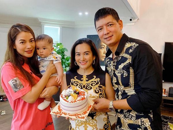 Trương Ngọc Ánh thân thiện bên gia đình Bình Minh - Anh Thơ.