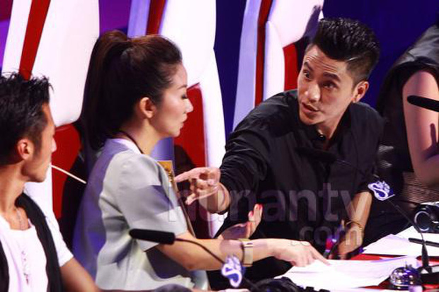 Trần Khôn to tiếng với Tạ Đình Phong, giận dữ tới mức định ném tai nghe vào người tài tử họ Tạ