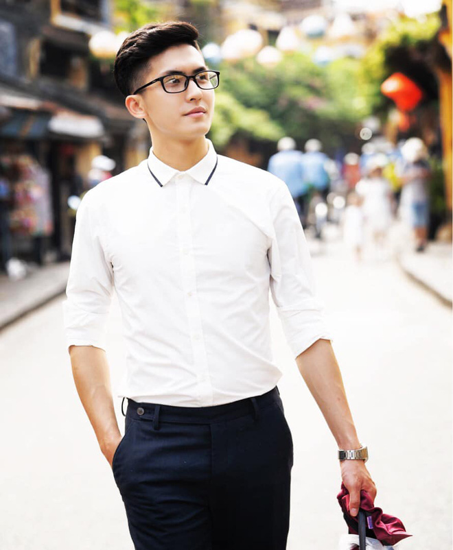 Thầy giáo Nguyên Trực nổi đình đám trong những ngày vừa qua với màn giảng bài cực gắt và vẻ ngoài siêu điển trai