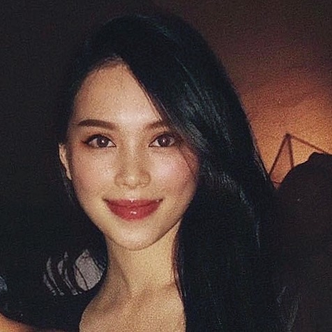 Bức ảnh mới nhất được Linh Rin chia sẻ lên Instagram, dù không có caption nhưng nụ cười mỉm rất tươi của cô như đang báo hiệu tin vui.